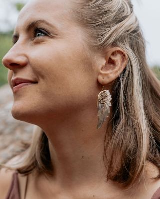 Náušnice, jejichž krása jde na fotce jen těžko zachytit. Fialová křídla hrají padesáti odstíny fialové podle světla a úhlu...