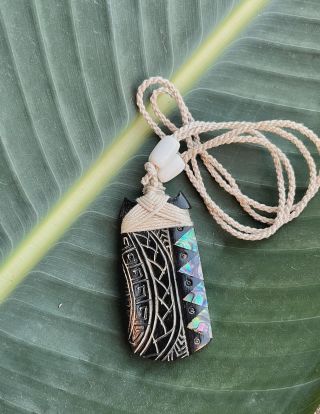 Tento náhrdelník přináší sílu buvola! 😉🐃 Ručně vyřezaný z buvolího rohu a ozdobený mušlí abalone… Poselství zní jasně: Buď...