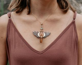 Každý šperk nese svůj vlastní příběh z hloubky oceánu. Je vytvořen z mušle, která roste vrstvičku po vrstvičce na dně...