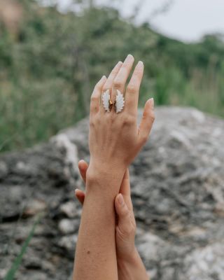 ✨ Andělský prsten z perleti nese záměr ochrany, jemnosti a ženské síly. 🤍🪽 #andelskyprsten #perlet #sperkyzmusli #darprozeny